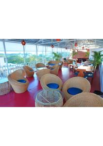 d'un balcon avec des chaises et des tables sur un bateau de croisière. dans l'établissement Le Clarisse Guest House, à Pondichéry