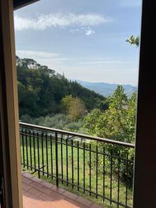 Pokój z balkonem z widokiem na góry w obiekcie La casa matta w mieście Verucchio