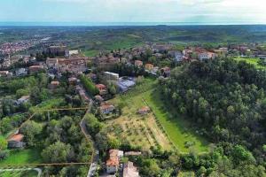 una vista aérea de una ciudad con árboles y casas en La casa matta en Verucchio