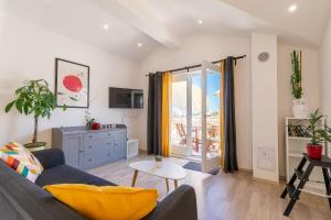 una sala de estar con un sofá y una mesa en Apartments Karisima2, en Korčula