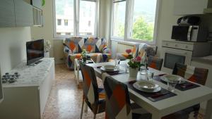 達爾福的住宿－Casa Vacanze da Emanuela，厨房以及带桌椅的起居室。