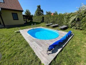 een zwembad in een tuin met een blauwe opblaasbare bij Chalupa Měňany - Karlštejn in Beroun