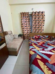 sypialnia z łóżkiem i kanapą w obiekcie Your home Away w mieście Srihotto