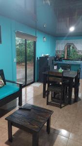 een woonkamer met een tafel en een bank bij Jessie's Country House Rivas in Rivas