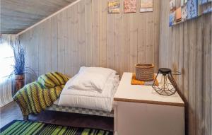 Habitación pequeña con cama en una encimera en Stunning Home In Evje With Kitchen en Evje