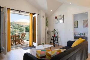 uma sala de estar com um sofá e uma mesa em Apartments Karisima2 em Korčula