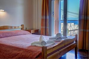 Postel nebo postele na pokoji v ubytování Hotel Benitses Arches