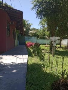 a street sign in front of a house with flowers at Chalé da Vovó in Soure