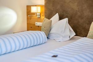 a bedroom with two beds with white sheets and pillows at Talblick Apartement 4 in Laion