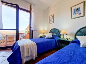 1 Schlafzimmer mit 2 Betten und einem Fenster mit Aussicht in der Unterkunft Trilocale Residence Rio Elba in Rio nellʼElba