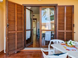 ein Esszimmer mit Holztüren und einem Tisch in der Unterkunft Trilocale Residence Rio Elba in Rio nellʼElba