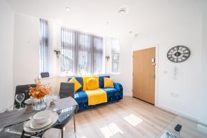 uma sala de estar com um sofá e uma mesa de jantar em Cozy Retreat near Hollingworth Lake, Milnrow, Rochdale em Rochdale