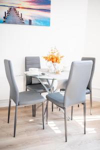 uma sala de jantar com mesa e cadeiras em Cozy Retreat near Hollingworth Lake, Milnrow, Rochdale em Rochdale