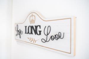 ein Schild für das Wohnzimmer mit einer Krone darauf in der Unterkunft Cozy Retreat near Hollingworth Lake, Milnrow, Rochdale in Rochdale + 10 Fotos