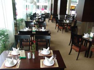 Golden Crown Grand Hotel tesisinde bir restoran veya yemek mekanı