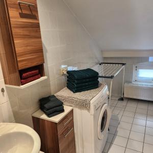 uma casa de banho com uma máquina de lavar roupa e um lavatório em Merseburger Straße 402 em Ammendorf