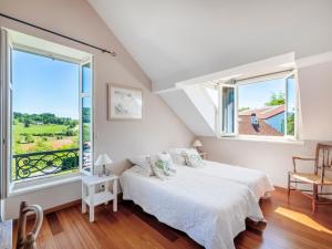 1 dormitorio con 1 cama y 2 ventanas en Chalet Elisa Chambre d'Hôtes en Sare