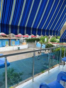 vista su una piscina con tetto blu di Rezidenca Mabel a Velipojë Altre 37 foto