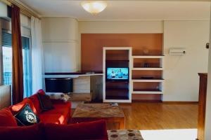TV a/nebo společenská místnost v ubytování VOLOS CENTRAL SPACIOUS 120sq FLAT