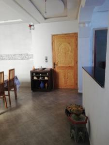 Μια τηλεόραση ή/και κέντρο ψυχαγωγίας στο Chez Maryam , pour les familles à 10 minutes de la plage