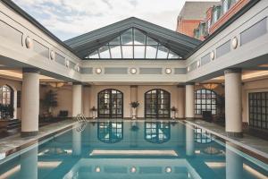 uma piscina interior num edifício com um grande edifício em The Charleston Place em Charleston