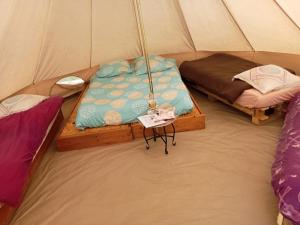 Una habitación con 2 camas en una tienda en tente insolite 1 à 5 personnes, en Plouray