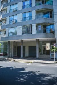 un edificio de apartamentos al lado de una calle en Hermoso departamento de 2 habitaciones, en Salta Capital en Salta