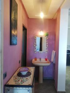 阿加迪尔Chez Maryam , pour les familles à 10 minutes de la plage的浴室里有洗手池和镜子