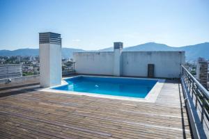 uma piscina no telhado de uma casa em Hermoso departamento de 2 habitaciones, en Salta Capital em Salta