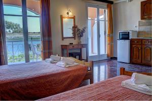 Postel nebo postele na pokoji v ubytování Hotel Benitses Arches