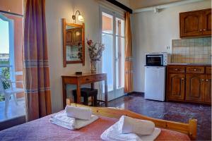 Kuchyň nebo kuchyňský kout v ubytování Hotel Benitses Arches