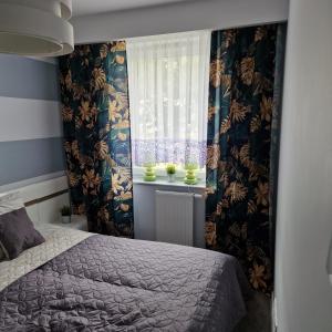 Posteľ alebo postele v izbe v ubytovaní APARTAMENT - PORTA MARE - LEŚNE TARASY - 45B/2