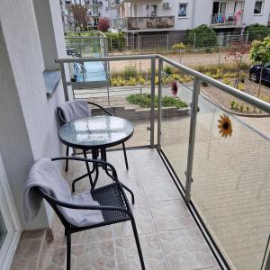 Balkón alebo terasa v ubytovaní APARTAMENT - PORTA MARE - LEŚNE TARASY - 45B/2