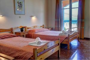 Postel nebo postele na pokoji v ubytování Hotel Benitses Arches