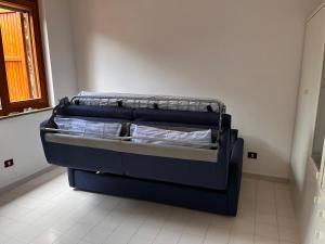 - un lit dans une chambre avec 2 oreillers dans l'établissement Arboria Sun & Sea, à Sorso