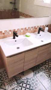 uma casa de banho com 2 lavatórios e um espelho em Apartamento Picasso em Salou