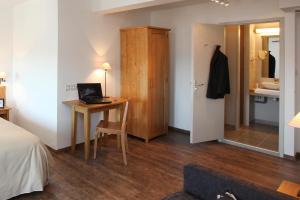 Ένα ή περισσότερα κρεβάτια σε δωμάτιο στο Logis Hotel Le Nouvel
