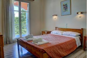 Postel nebo postele na pokoji v ubytování Hotel Benitses Arches