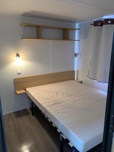 Ένα ή περισσότερα κρεβάτια σε δωμάτιο στο Mobilhome dans résidence