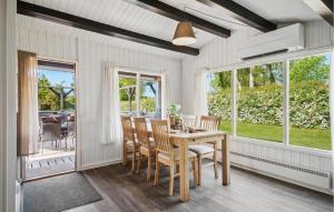 comedor con mesa, sillas y ventanas en Beautiful Home In Slagelse With Kitchen, en Slagelse