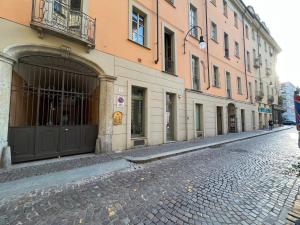 una calle adoquinada frente a un edificio en Loft Corte d'Appello - Host by Traveller's Nest, en Turín 4 fotos más