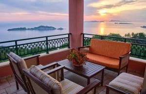 balkon ze stołem i krzesłami oraz widokiem na ocean w obiekcie Villa Melissi Afionas Corfu w mieście Afionas