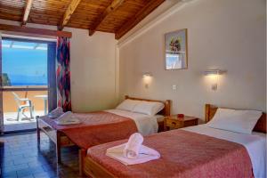 Postel nebo postele na pokoji v ubytování Hotel Benitses Arches