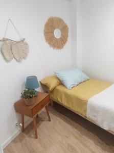 een slaapkamer met twee bedden en een tafel met een lamp bij Sesimbra Balcony in Sesimbra