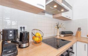 een keuken met een aanrechtblad met daarop een fruitmand bij Gorgeous Home In Rogoznica in Rogoznica