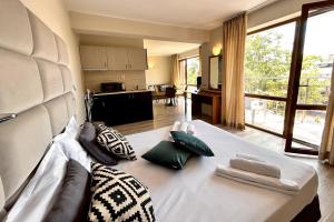 - un grand lit blanc avec des oreillers dans l'établissement Apart Hotel Primavera 2, à Primorsko