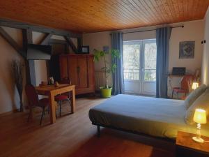 Letto o letti in una camera di Chambre d'hôte de la Source Bleue