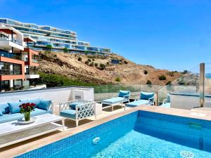 patio z basenem i budynkiem w obiekcie Luxury 3 Bedroom Penthouse w mieście Fuengirola