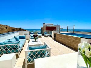 patio na dachu z basenem i meblami w obiekcie Luxury 3 Bedroom Penthouse w mieście Fuengirola