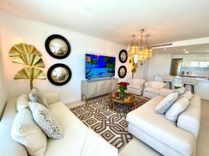 Telewizja i/lub zestaw kina domowego w obiekcie Luxury 3 Bedroom Penthouse